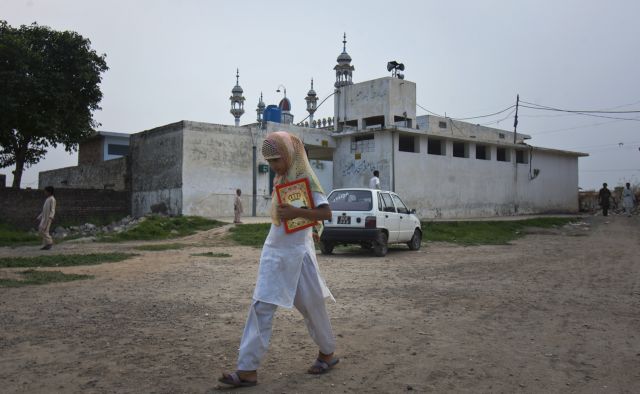 Κρατούμενη τουλάχιστον μέχρι την Παρασκευή η μικρή Πακιστανή για την υπόθεση βλασφημίας